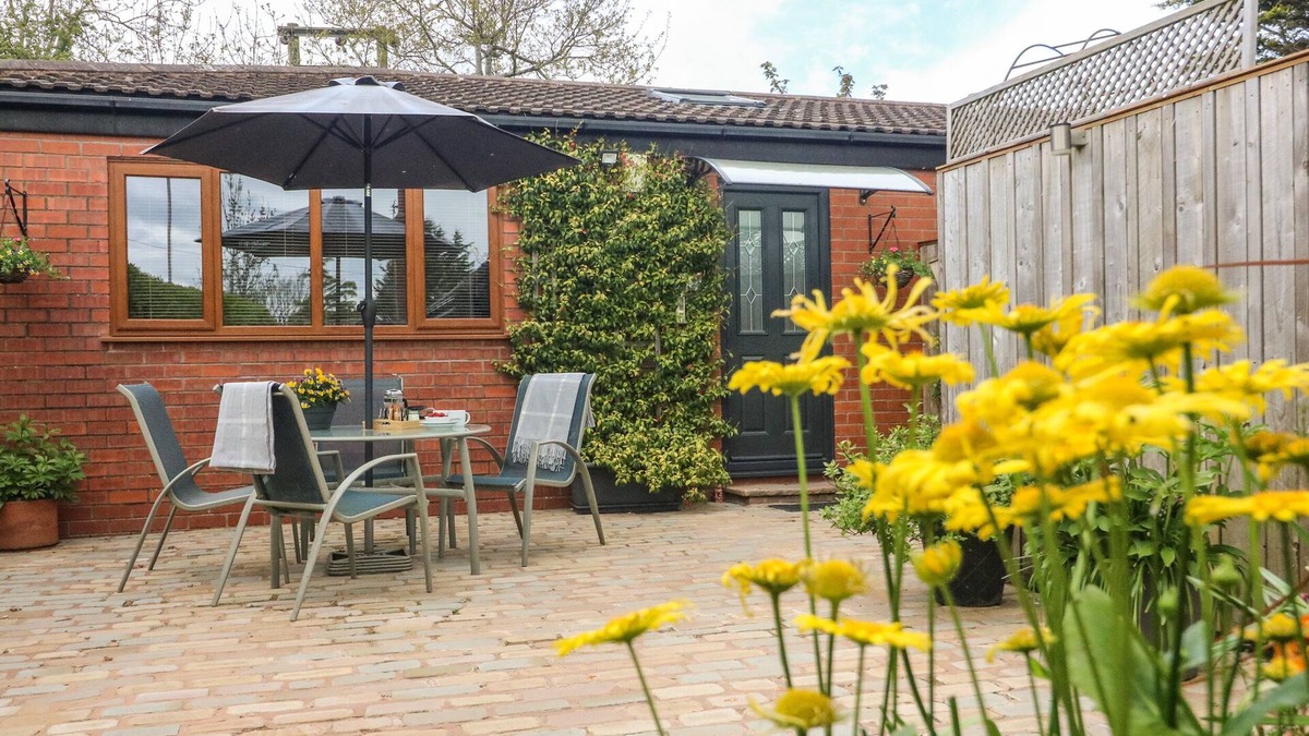 Poulton-le-Fylde Cottage | KILMORY LODGE, family friendly, with hot tub in Poulton-Le-Fylde