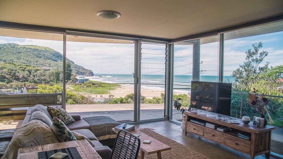 Stanwell Park Apartment | Kim's Place private apartment - uninterrupted ocean views at your doorstep