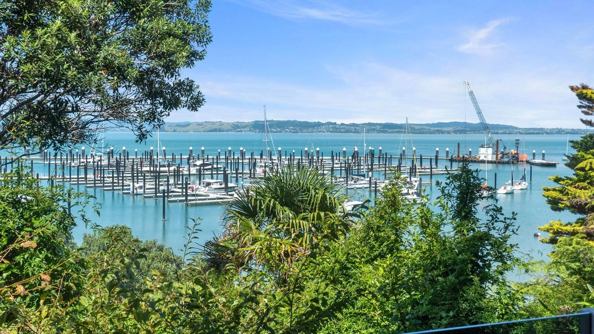 Surfdale House | Kina Cottage - Waiheke Island Holiday Home