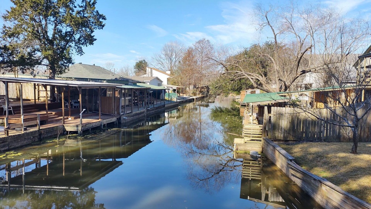 Willis House | Kind of a Lake House- Charming 2-bedroom on the canal; lake access, fishing