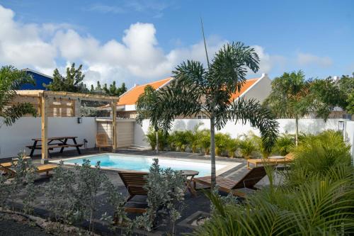 Willemstad Apartment | Kindvriendelijke 3 slaapkamer appartementen met zwembad, tropische tuin en vlakbij stranden