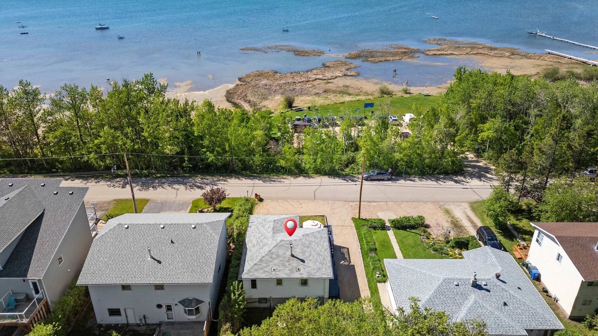 Sylvan Lake House | Kinepik Cottage Sunroom with Beach Access