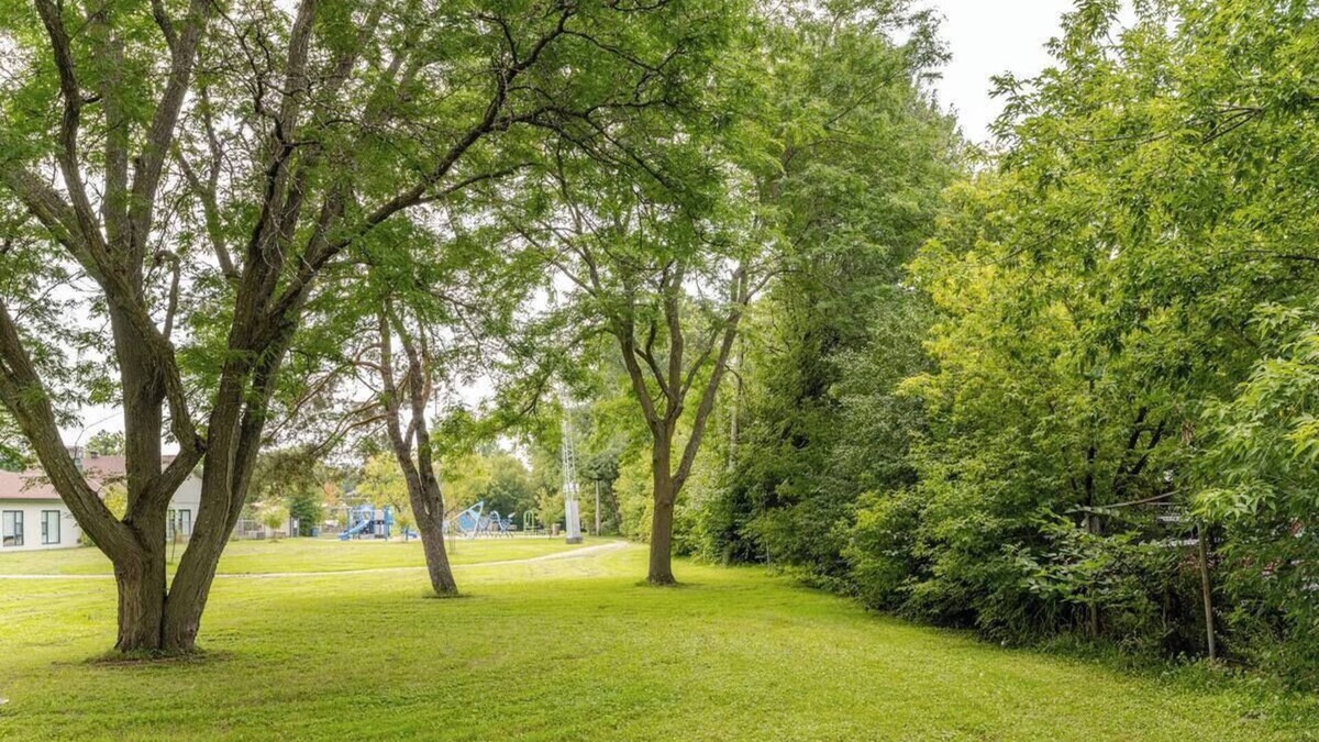 Downtown Gatineau Apartment | King 1BR, 5min Ottawa, Parking, Wifi,Golf.1