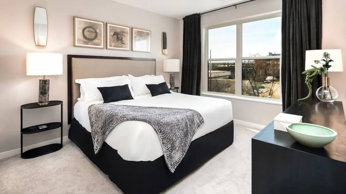 The Hill Apartment | King 1BR W/Parking, Pool & Gym
