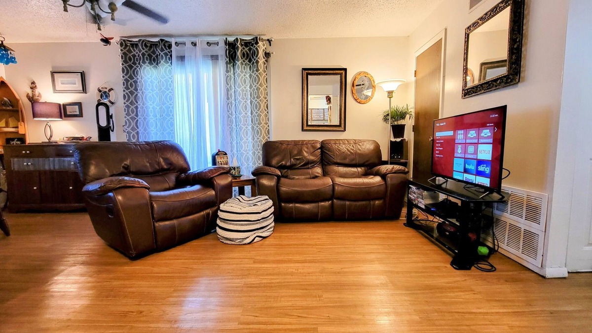 Lawrence House | *King adjustable bed, massage chair, one level near KU, affordable luxury