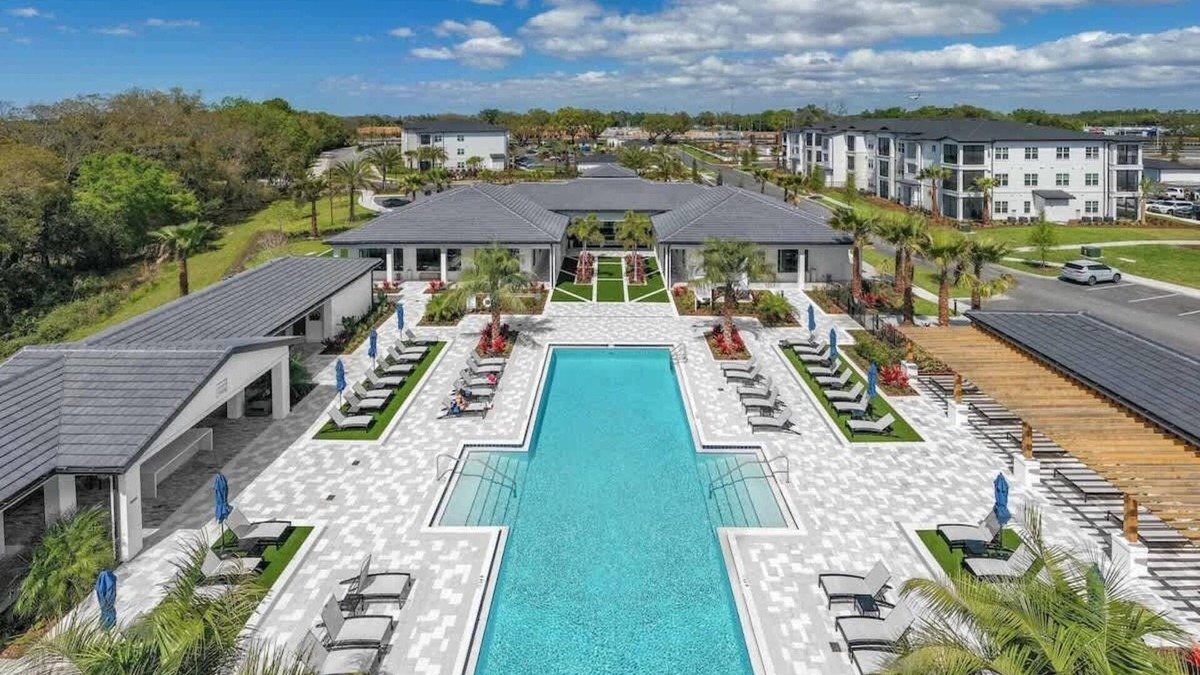 Southeast Orlando Apartment | King Apt |Pets allowed |15 min to Parks |Amenities