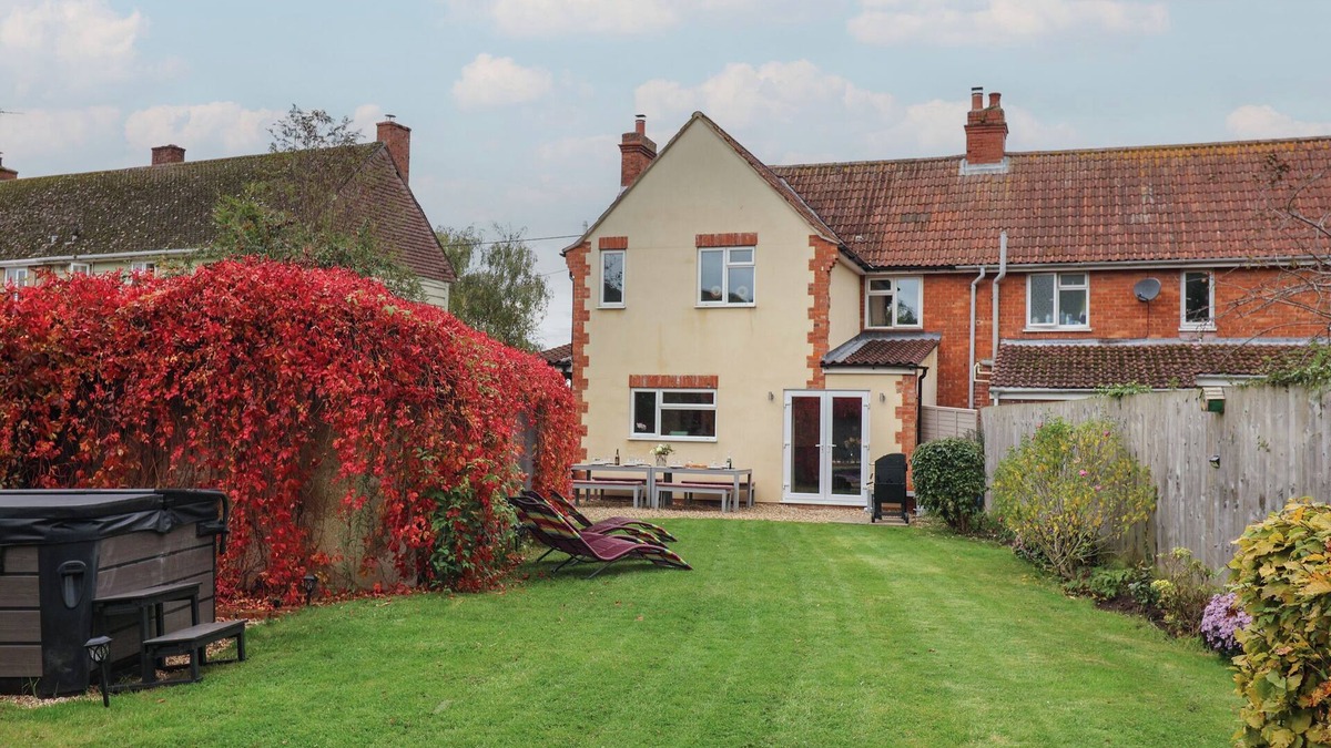 South Cadbury Cottage | KING ARTHUR'S REST, pet friendly, with hot tub in Queen Camel