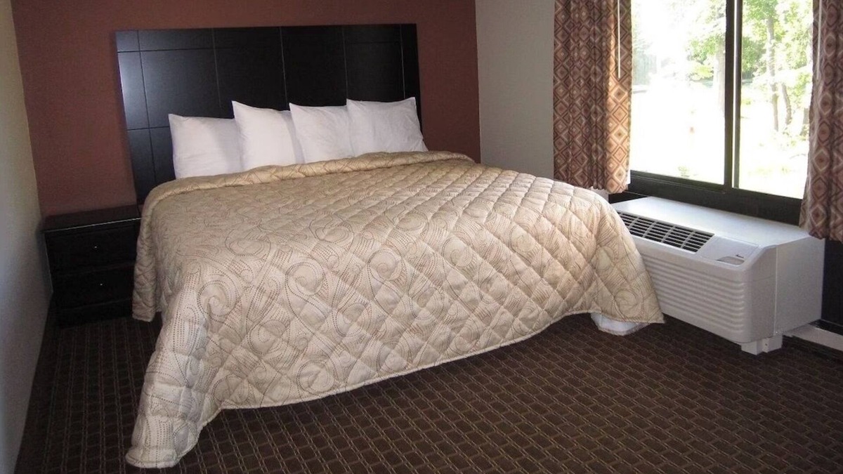 Monmouth Junction Hotel | King Bed with Jacuzzi at Red Carpet Inn Monmouth, Free Breakfast!