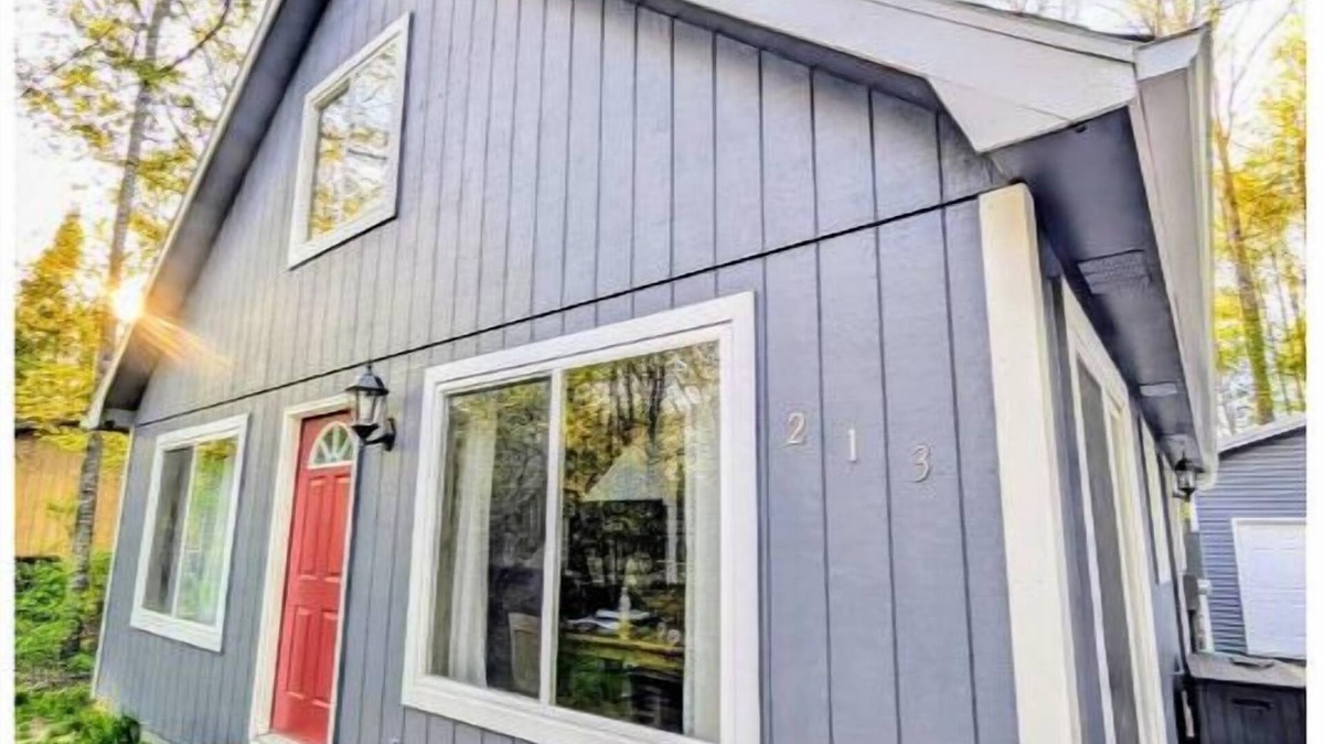 Houghton Lake Ski Chalet | King Bd + 2 Queen Bds + BBQ + Fire Pit + Near Lake