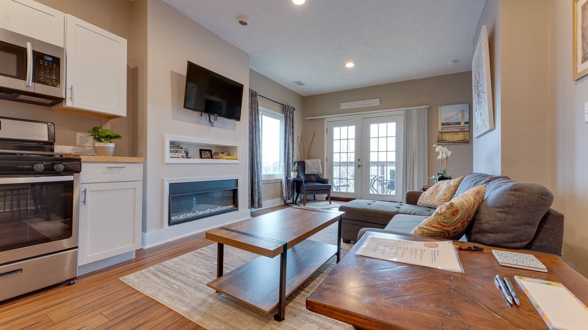 Central Northside Apartment | King Bed - 2 BR Apt with City Views. Pet friendly. Free parking!