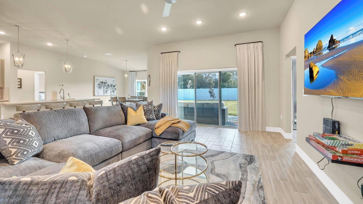 Palm Coast House | King bed, 2 car garage, 2 large smart TVs, Welcome home!
