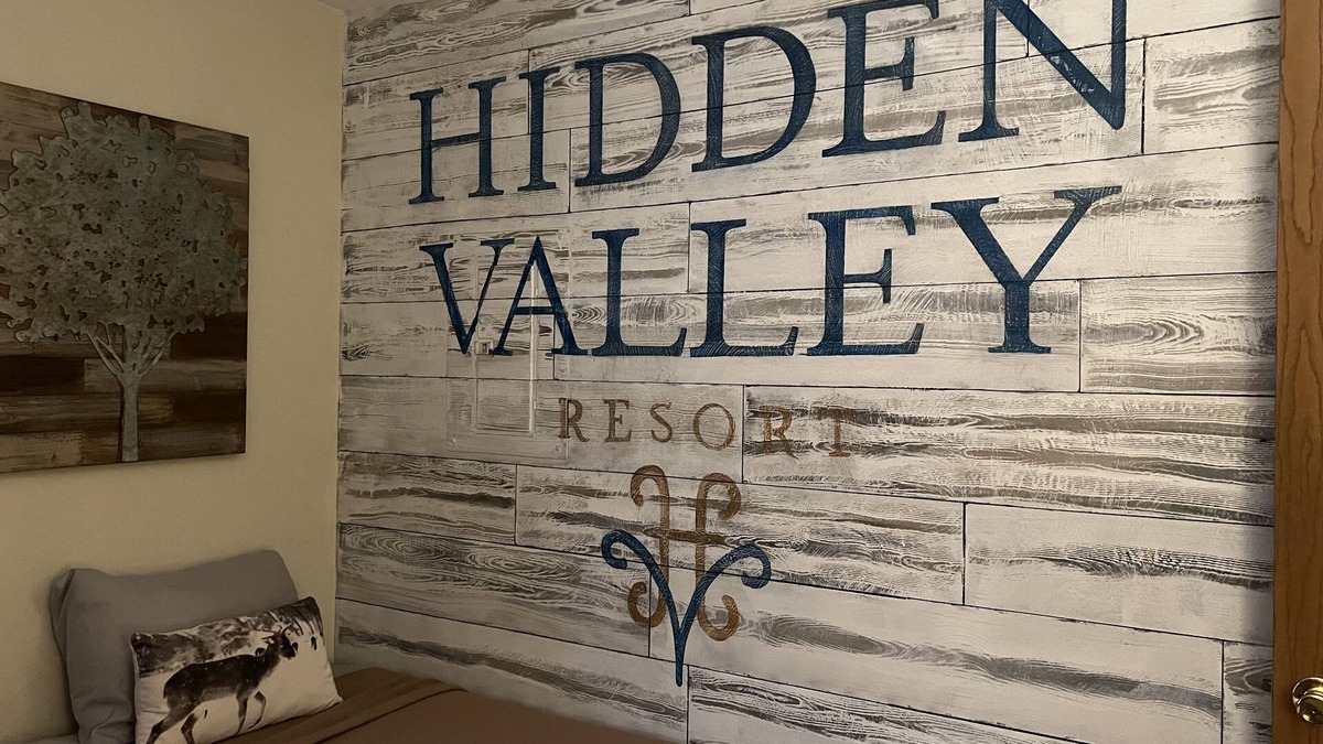 Hidden Valley Condo | King Bed! 2BR2BA ground level. Near golf & two pools. Well equipped kitchen!