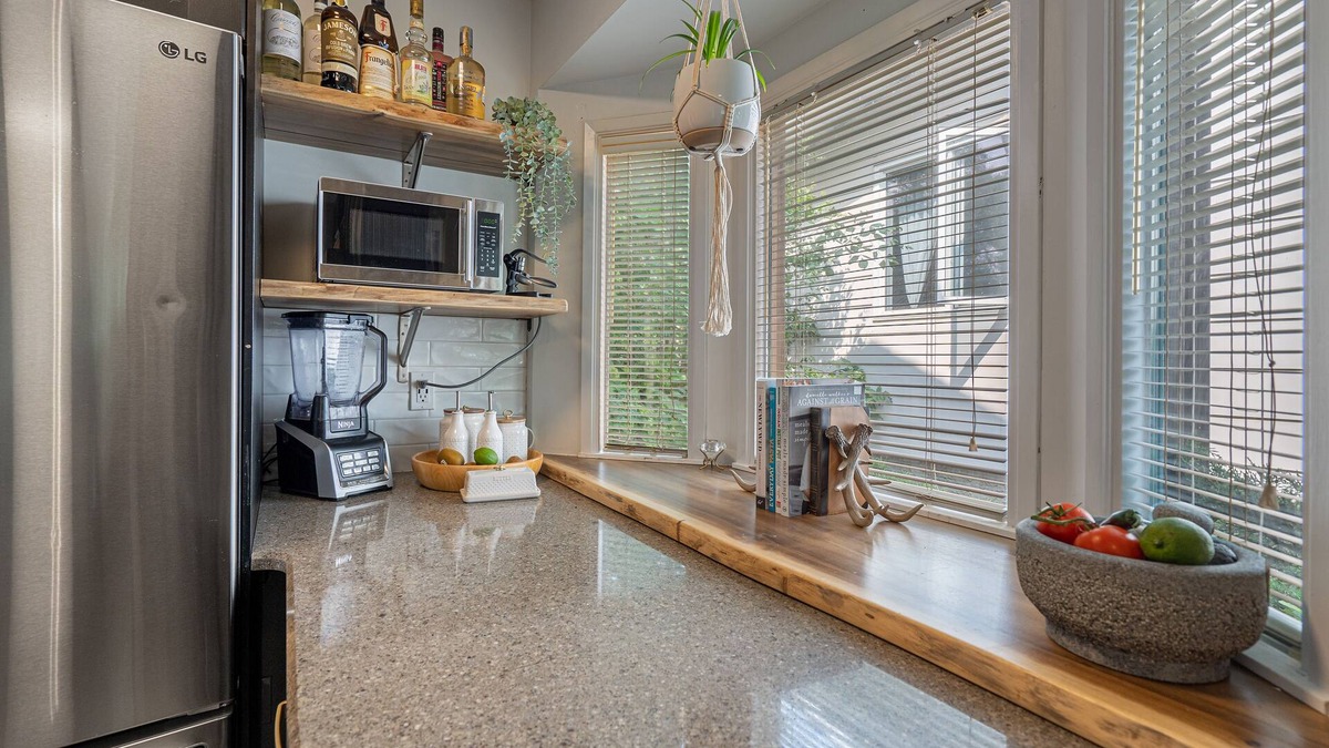 St. Albert House | KING BED! 3 Bdrms- FAST WIFI- A/C - Family-Friendly!