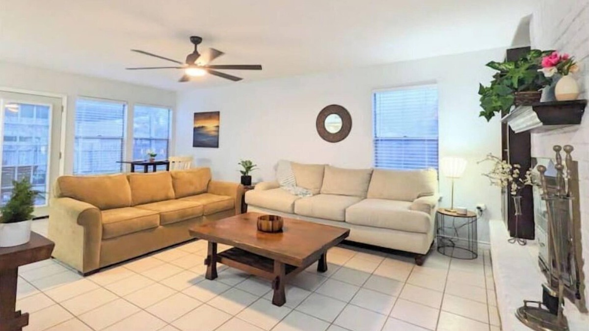 Franklin Park House | KING BED-4 BR-Close to everything-A Lot of Space!