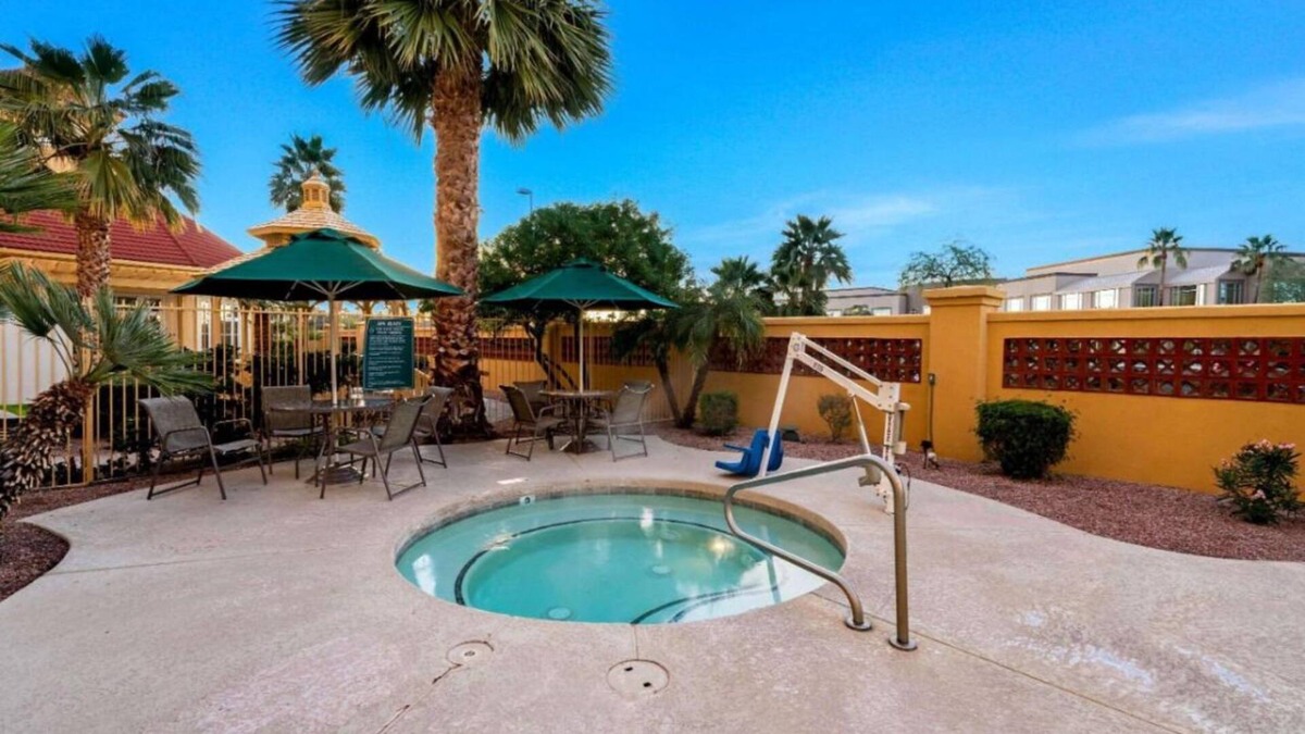 Superstition Springs Hotel | King Bed ADA Rm at La Quinta Inn by Wyndham Mesa Superstition Springs