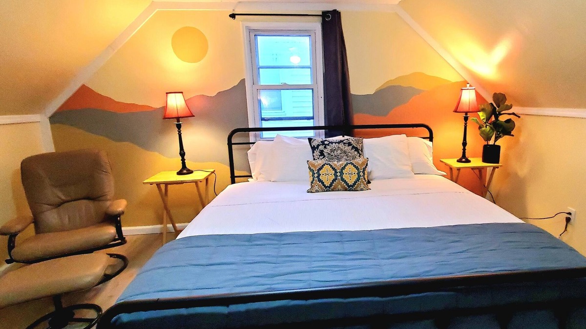 Cleveland House | KING BED and 2 FULL BATHS, FULLY FENCED YARD AND CLOSE TO HIGHWAY