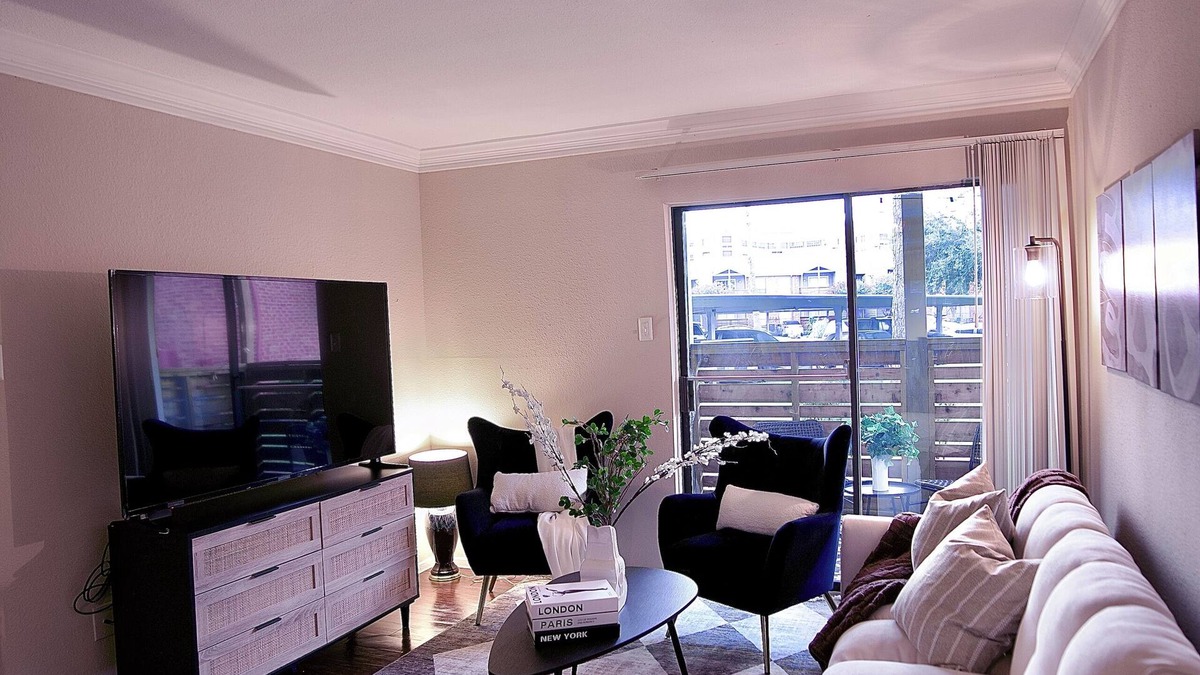 Astrodome Apartment | King bed apartment in Medical Center -NRG -Downtown.Free parking,WiFi,pool, gym