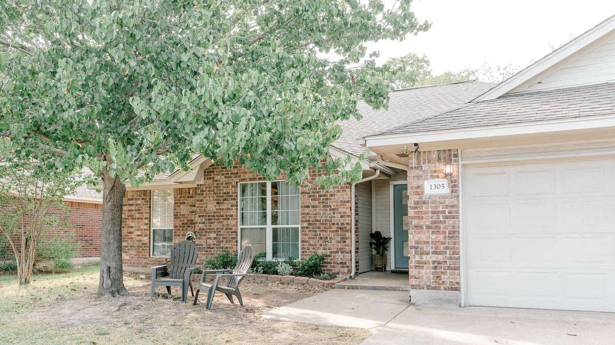 Southern Plantation House | King Bed, Clean and cozy 4/2, Aggie Football, Graduation, Santas Wonderland!