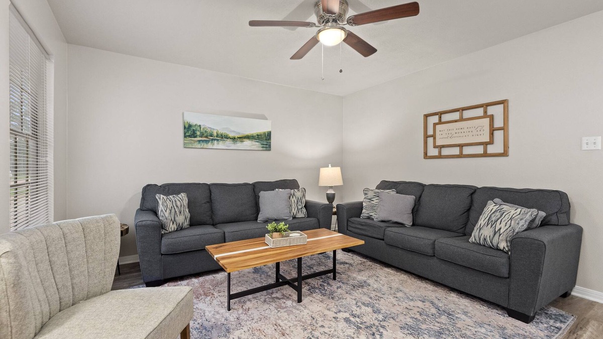 University Park House | King Bed, Coffee & Tea Bar, 50" SmartTV, EV Charging NEMA 14-50 Outlet