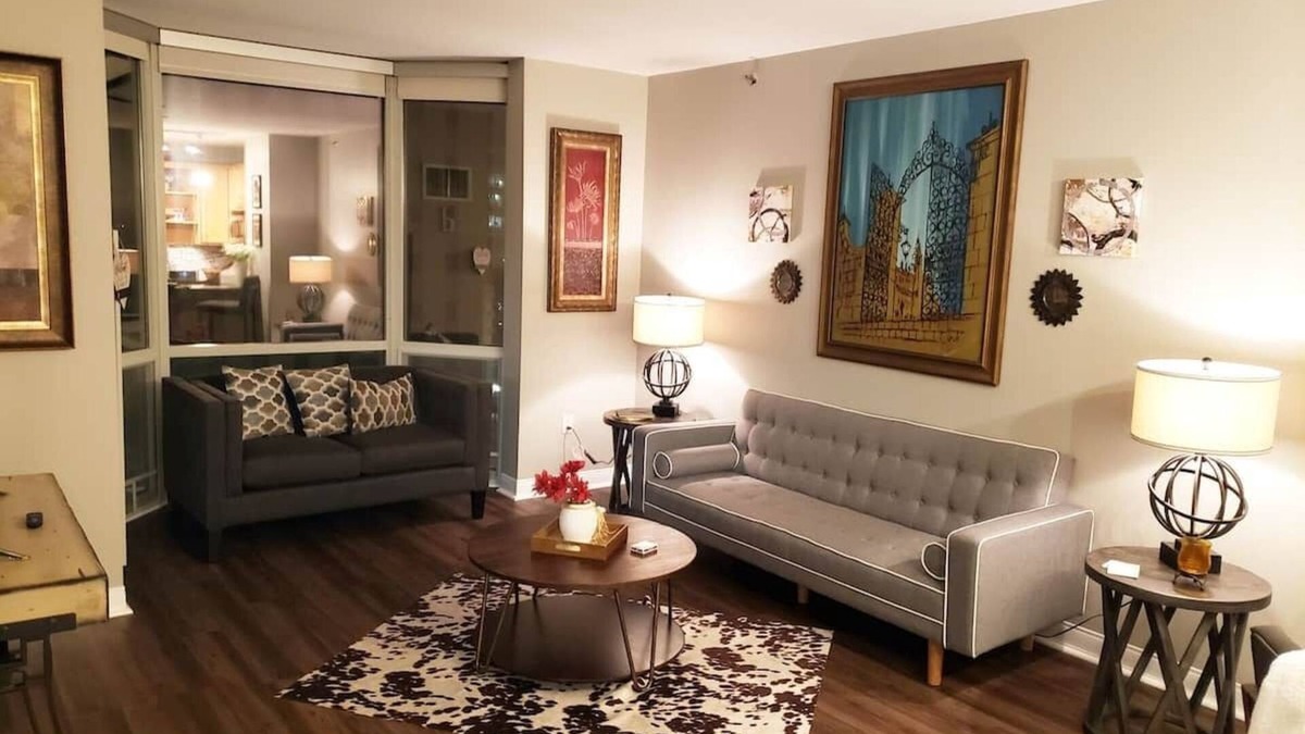 Downtown Apartment | King Bed, Comfy Environment, Cozy Space, Corporate Luxury