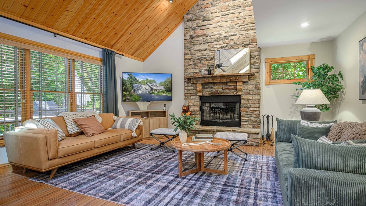 The Galena Territory House | King Bed : Deck w/Grill : Fireplace : Smart TVs : Pool + Gym Access : EV level 2