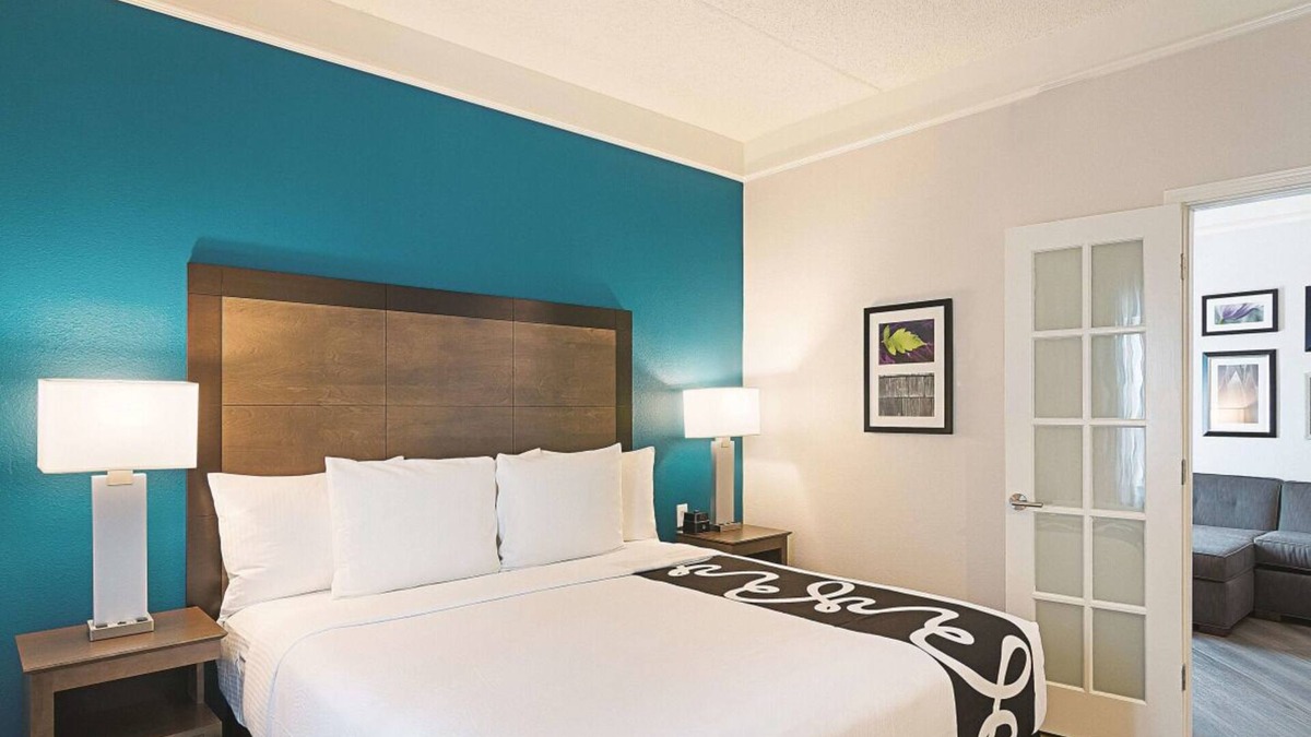 Orlando Hotel | King Bed Deluxe Suite, Pool View at La Quinta Inn by Wyndham Orlando UCF