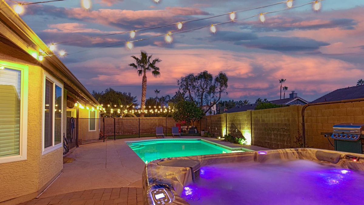 Gilbert House | King Bed - Downtown Gilbert - Hot Tub, Pool, Entertainment, Arcades + Projector!