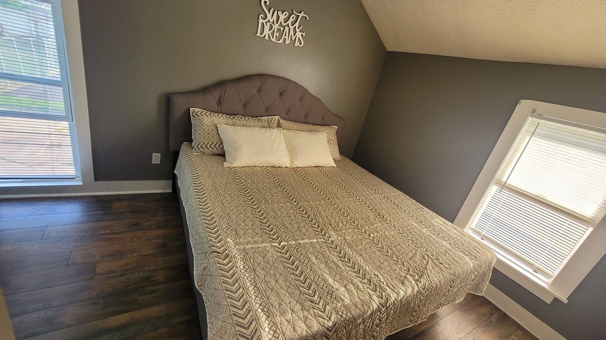 Lansing Apartment | King Bed Downtown Sparrow Hospital