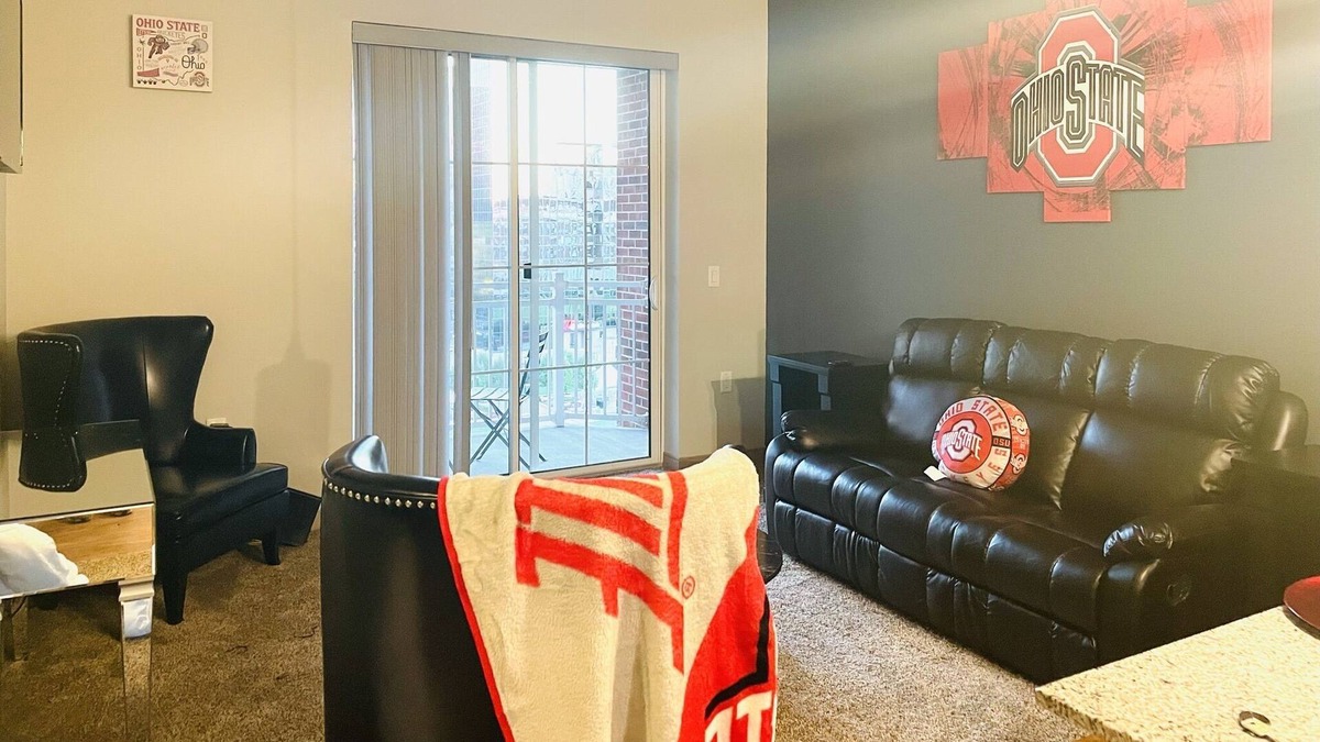 Uptown District Apartment | King Bed Downtown w/OSU theme