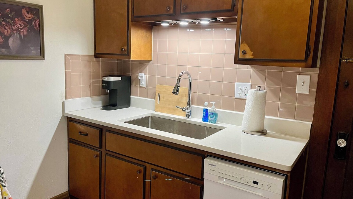 Kirksville Apartment | KING bed DOWNTOWN walkable eats and coffee