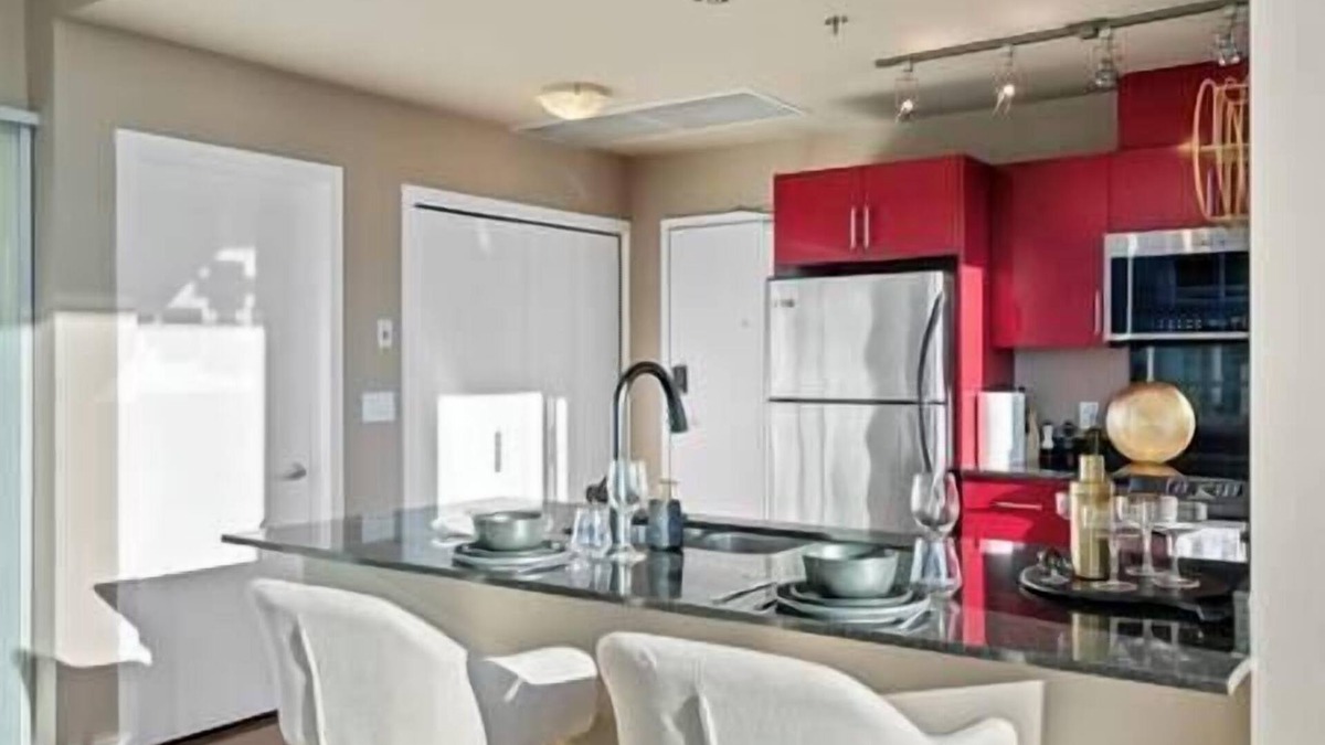 Victoria Park Apartment | King Bed | DT Views | UG Park | Walk to Saddledome