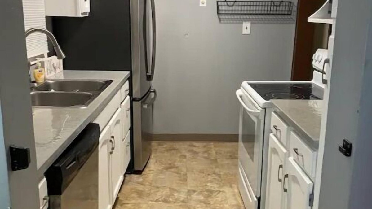 Elmhurst House | King Bed - Entire Home - Private corner lot