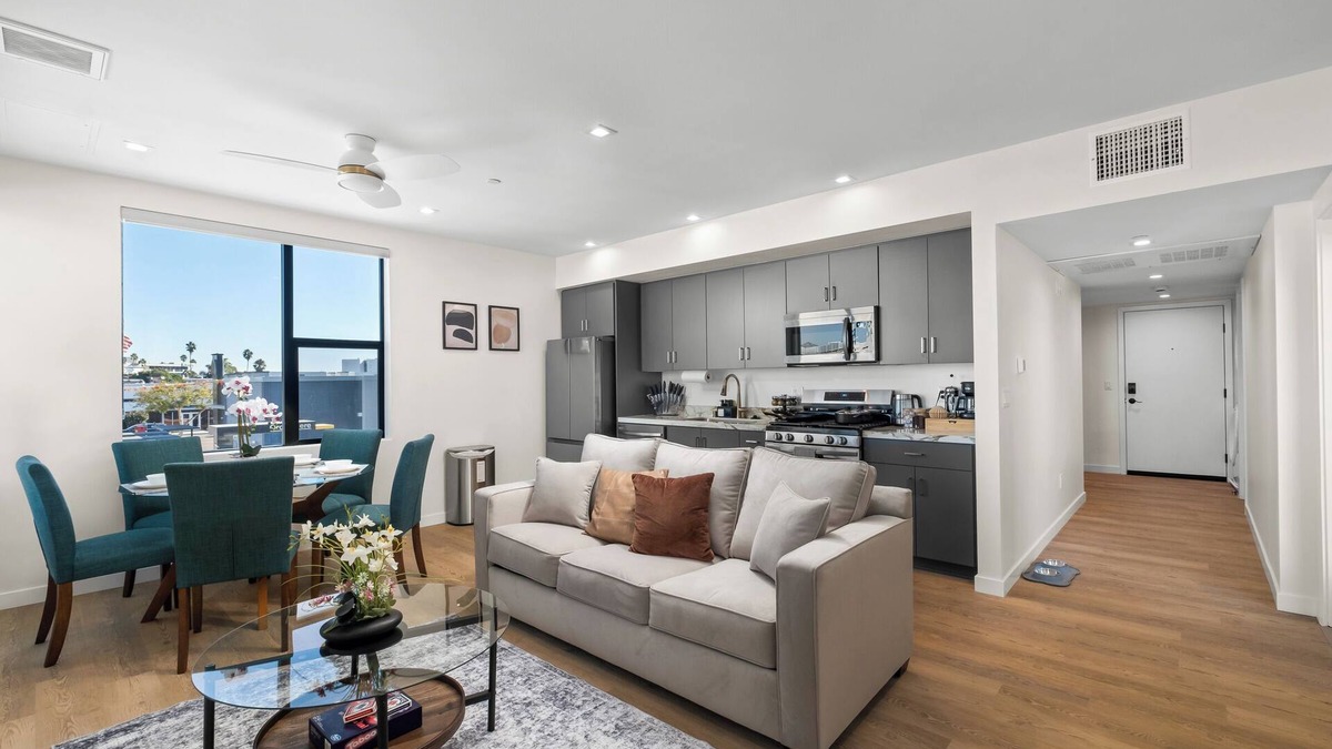 Roseville - Fleet Ridge Apartment | King Bed, EV Charger, Pet-Friendly, Balcony, Near Airport & Beaches