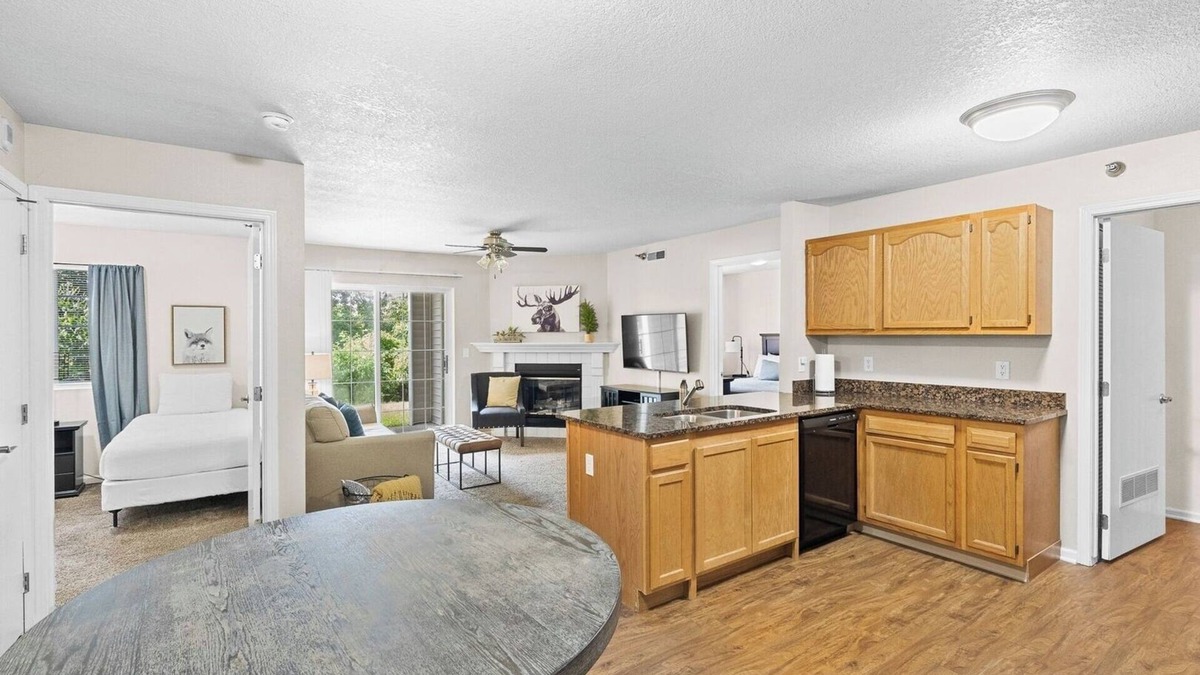 West Des Moines Apartment | King Bed | Fast Wifi | First Floor