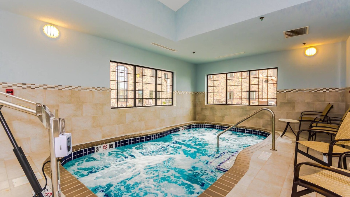 Grand Forks Condo | King Bed! Free Breakfast. Indoor Pool & Hot Tub. 15 Min Walk to University of North Dakota.