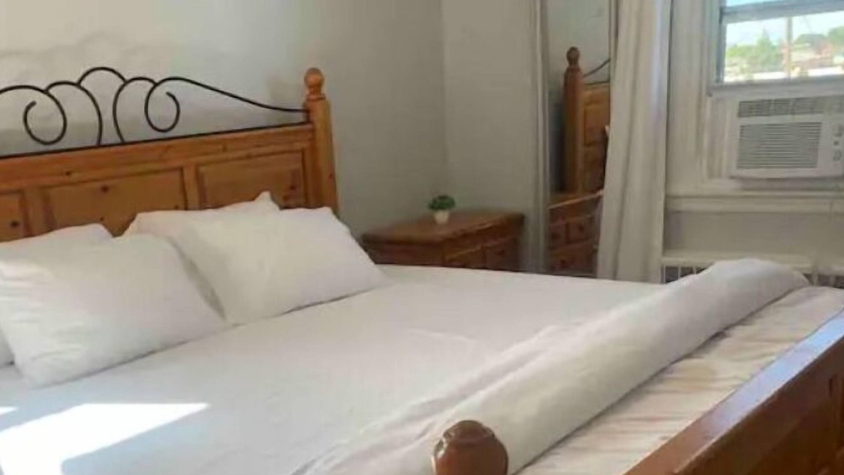 Foxcroft Square Apartment | King Bed & Free Parking in Rhawnhurst!