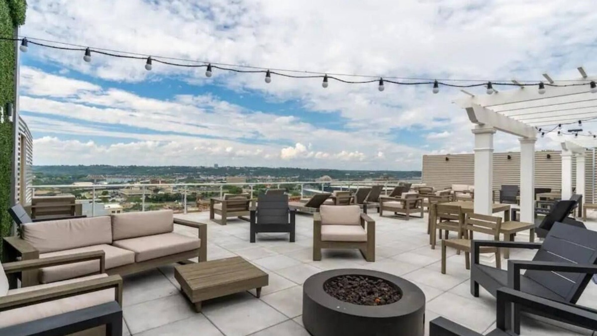 Mount Auburn Apartment | King Bed, Free Parking, Walk to Bengals, Red, Business District. Duke Conv Ctr