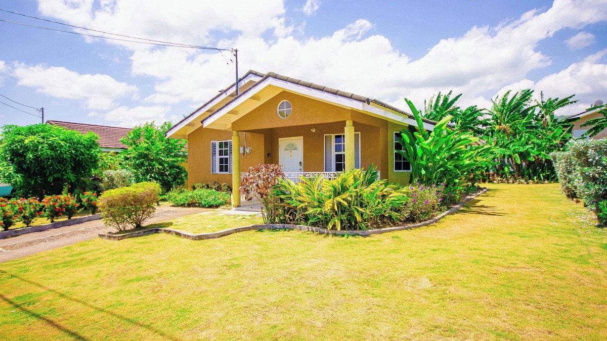 Mammee Bay House | King bed, fully A/C, pool, BBQ, near beaches, free washer/dryer - video tour