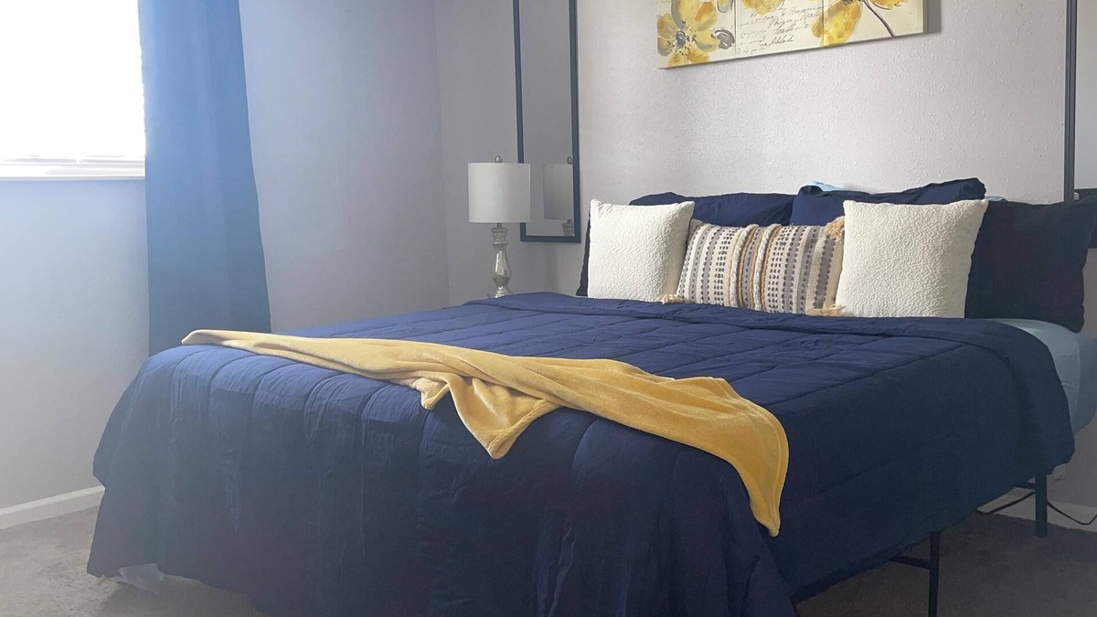 Beavercreek Apartment | King Bed. Funny Bone, Fraze, WPAFB, museum Adventure Reef. Fun get away!