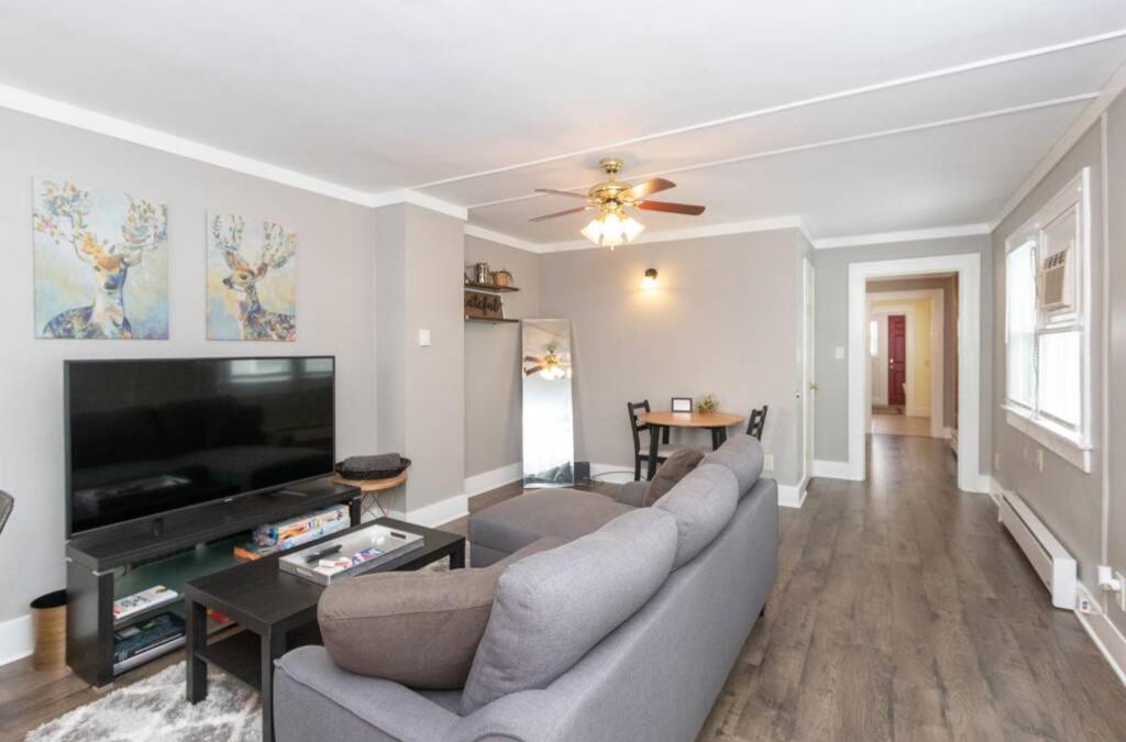 Indianapolis Apartment | King Bed, Garfield Park , Red Line, Downtown Indy!