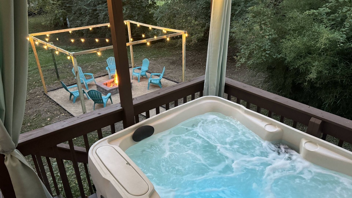 La Grange House | King Bed-Hot Tub-Arcade! Perfect for couples and families. Close to I-71.
