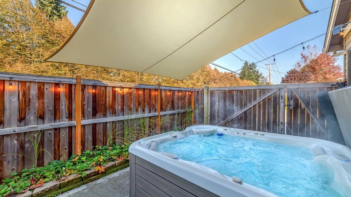 Cal Young House | KING Bed Hot Tub Game Room Walk to Dining, Shops & Autzen