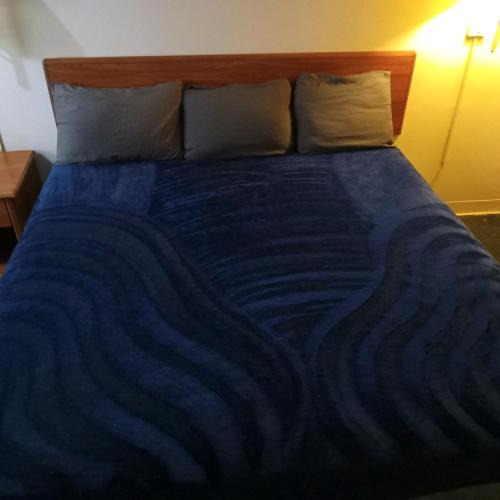 Livingston Apartment | King Bed Hotel Studio 208