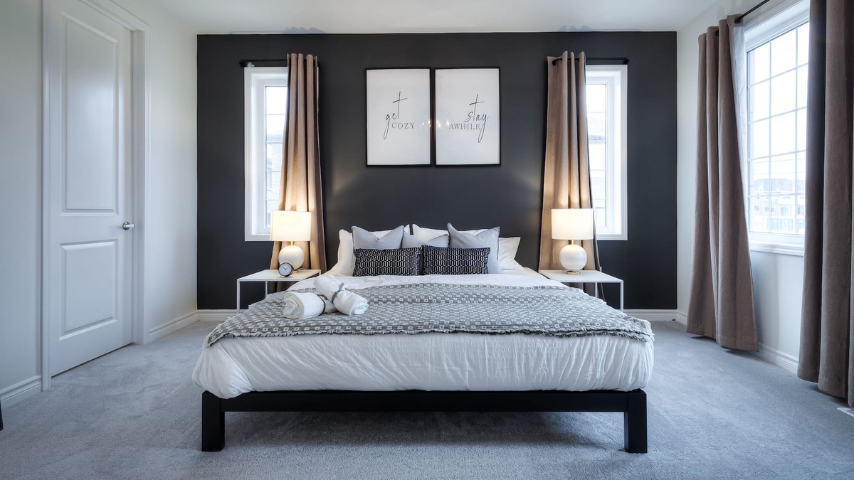 Pickering House | King Bed I Chefs Kitchen I Toronto Zoo I Park Free I Family and WFH friendly