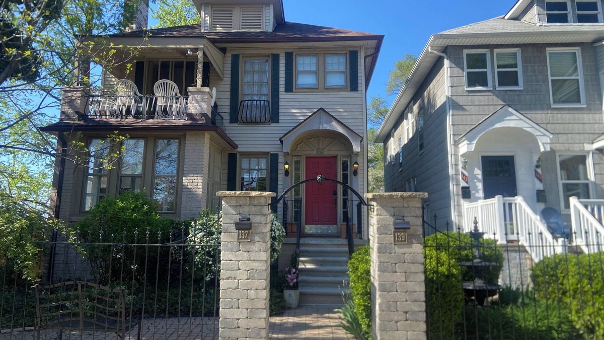 Ferndale House | King Bed in 2-bedroom house in lovely Ferndale with AC