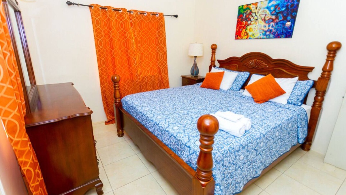Portmore House | King Bed In Cozy Portmore Gated Community
