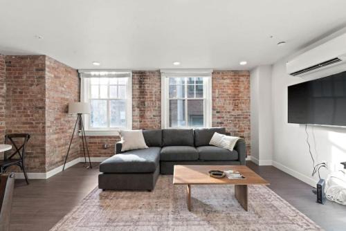 Riverside Apartment | King Bed - J and K on Main Luxury Apartment 306