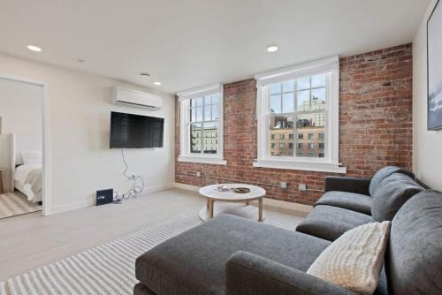 Riverside Apartment | King Bed J and K on Main Luxury Apartment 402