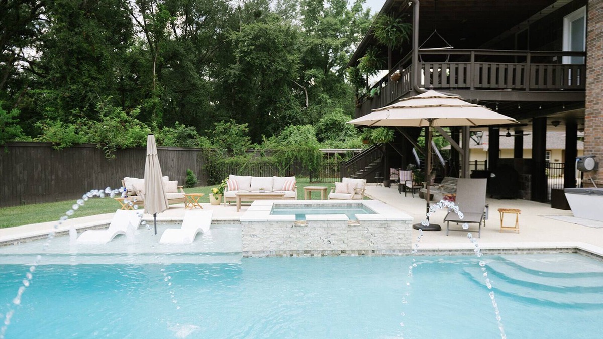 Hammond Apartment | King Bed-Large Living Room-Pool-Hot Tub