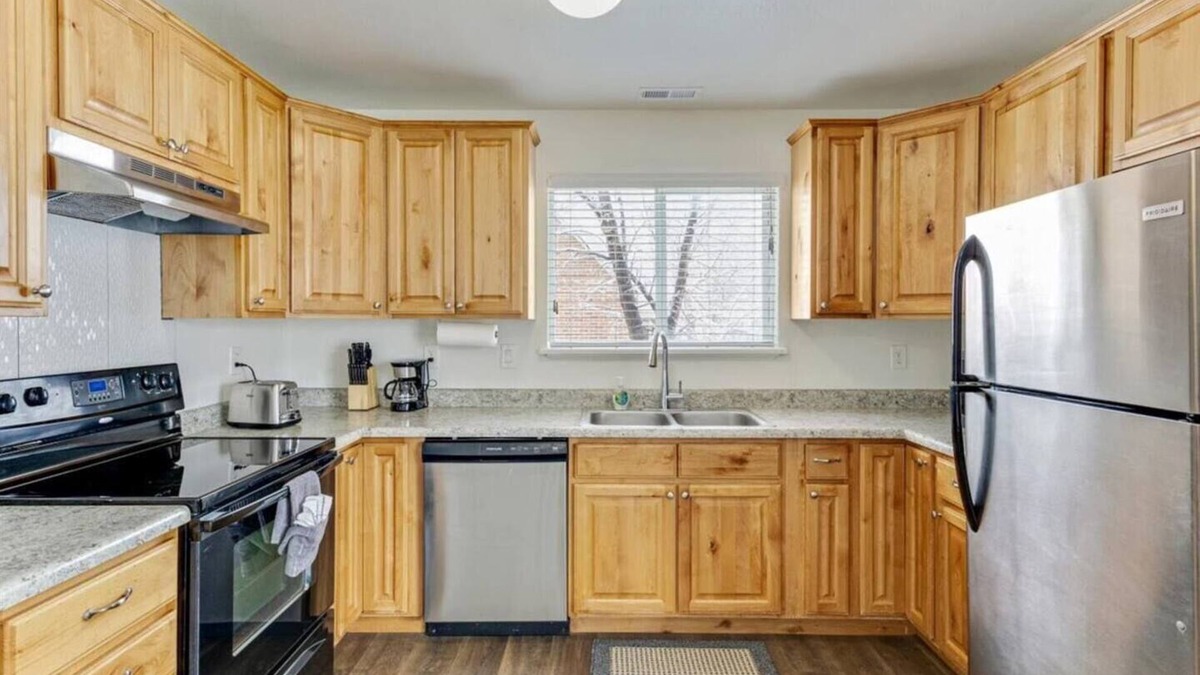 Springville House | King Bed, Lots of Parking, Open Living Room!
